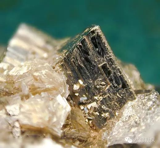 毒砂是最常见的提炼砷的矿石矿物,其砷含量达46.
