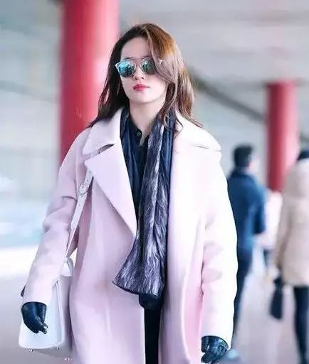 刘亦菲带你领略粉色大衣的诱惑!