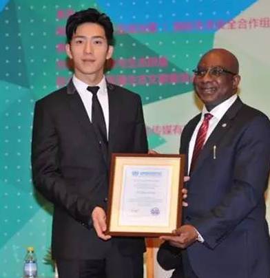 悦读  联合国活动形象大使井柏然: 越努力越幸运