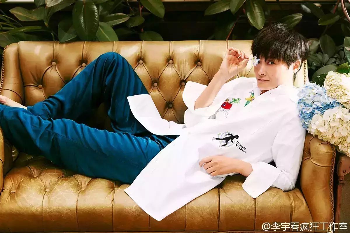 李宇春演绎什么叫如沐春风:身穿白衬衫 手拿小花