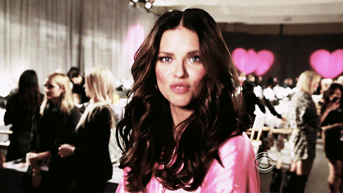 巴西产超模还有两位维秘天使,adriana lima和alessandra ambrosio.