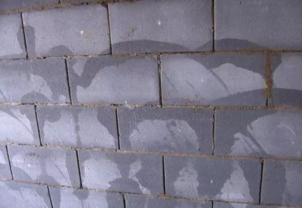 一切就绪,准备砌墙后,要根据现场的条件和状况,在新砌的砖墙砖块与旧墙壁之间的适当位置,植入钢筋固定(称为壁栓),以防止未来因为外界因素,墙体龟裂,倒塌。 这里还要注意一下砌墙时候,砖块与砖块之间的缝隙距离大约在一厘米左右,并且以水泥砂浆填充。砌砖墙的时候,砖块应以交丁方式堆叠。(交丁方式是砖块的堆叠方式,包括三顺一丁一顺一丁和梅花丁三种形式。)