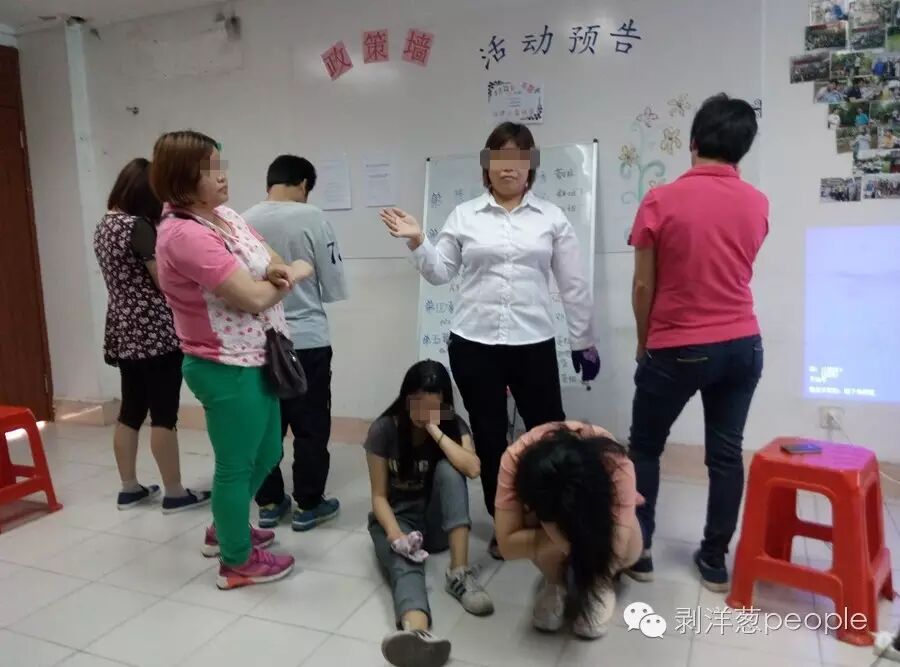 工伤女工们正在排练话剧《呐喊》。