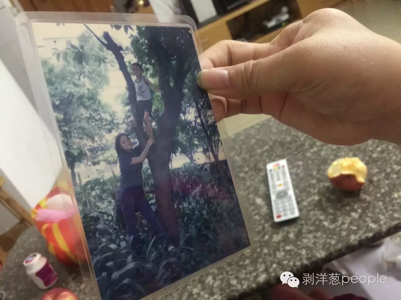 黎日连翻看自己年轻时的照片。