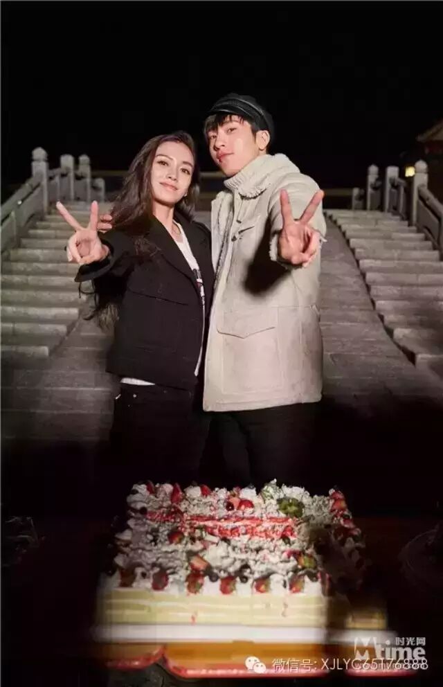 井柏然《微微一笑很倾城》杀青 与Angelababy剧组切蛋糕...