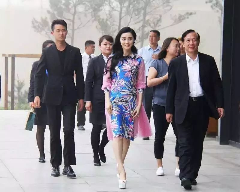 范冰冰亮相青岛涵碧楼 透露度假小秘密