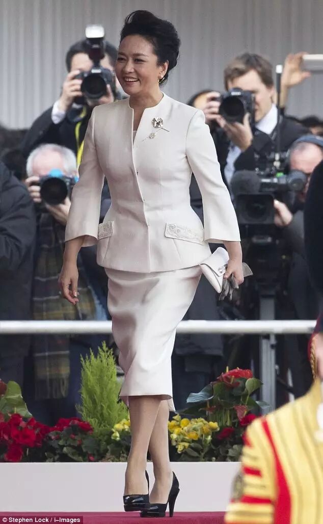 高雅、端正、美丽——彭丽媛三套服装让英国网友齐声点赞【庄杰化工 400-888-6775】