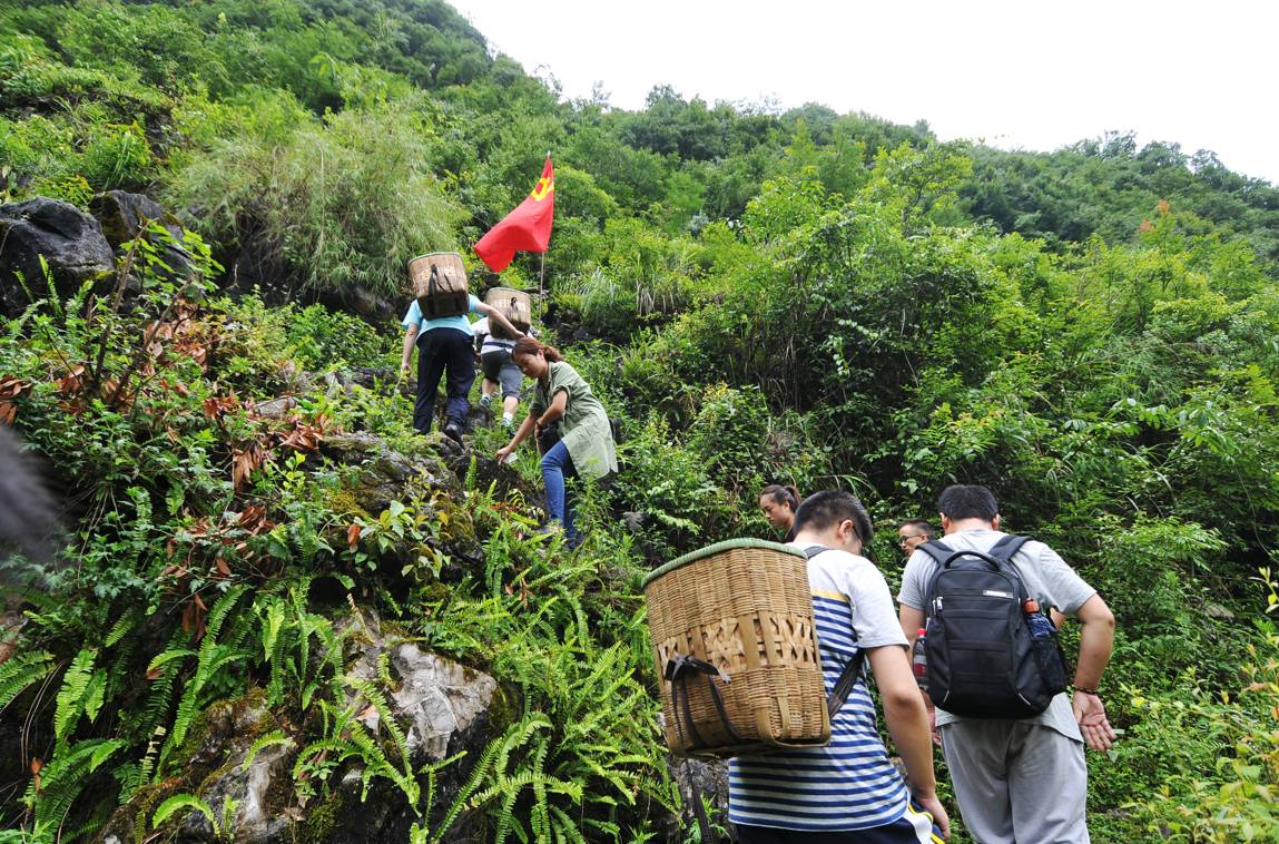 不同的是,逛街穿的是高跟鞋