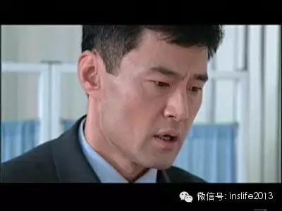 于荣光在电视剧《爸爸叫红旗》中饰演一名保险业务员,憨厚善良却又