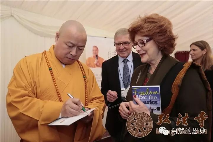 在近百名英国议员和各界知名人士的热烈欢迎中,印顺大和尚发表了题为