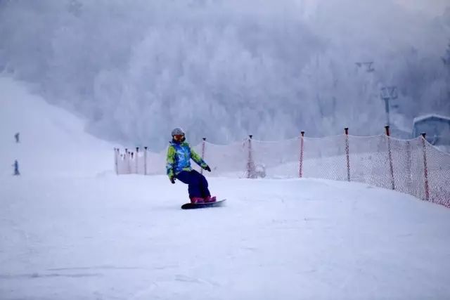 绿城滑雪场落成在天台山主峰华顶山北坡,附近的名胜古迹不乏石梁飞瀑