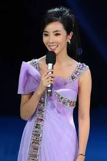 枣庄春晚曾经“高大上”的主持人——李思思