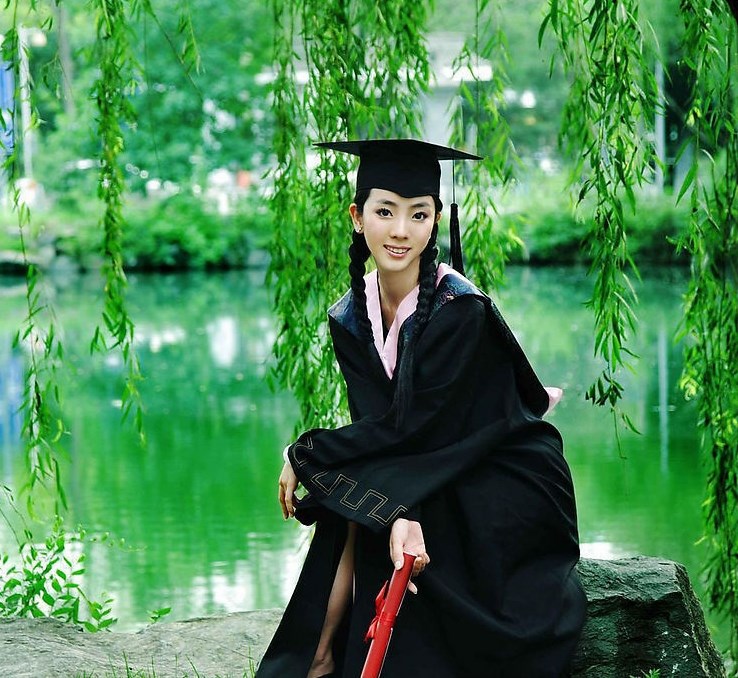 枣庄春晚曾经“高大上”的主持人——李思思