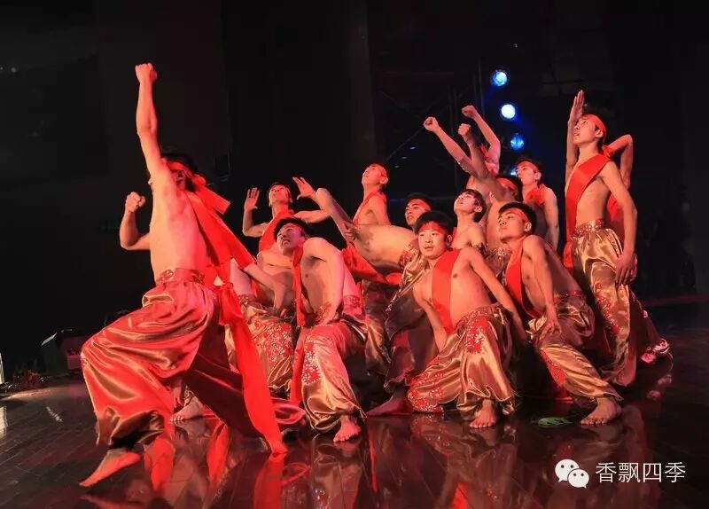 枣庄春晚曾经“高大上”的主持人——李思思