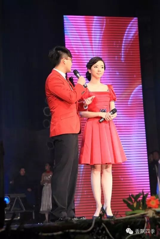 枣庄春晚曾经“高大上”的主持人——李思思