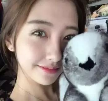 王思聪清明扫墓 新女伴是艺考十大美女