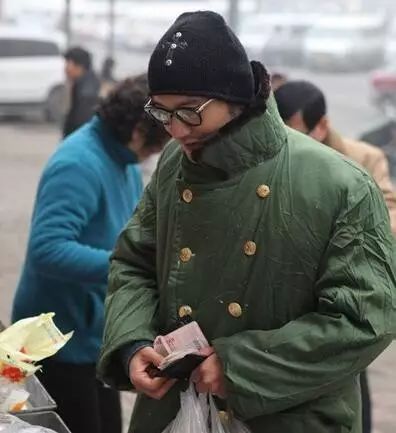 黄晓明青岛街头变身大衣哥,太接地气了!