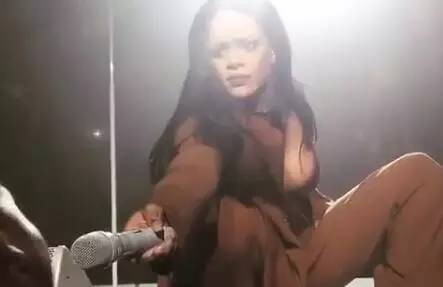 Rihanna手里的话筒你也敢抢?!