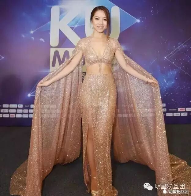 邓紫棋弃皮裤从渔网 内衣外穿卡阴装再现江湖