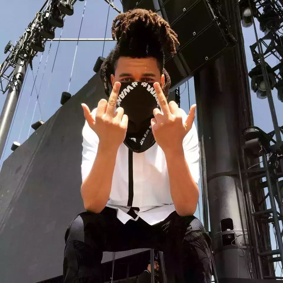 The Weeknd  像盆栽精一样穿衣服
