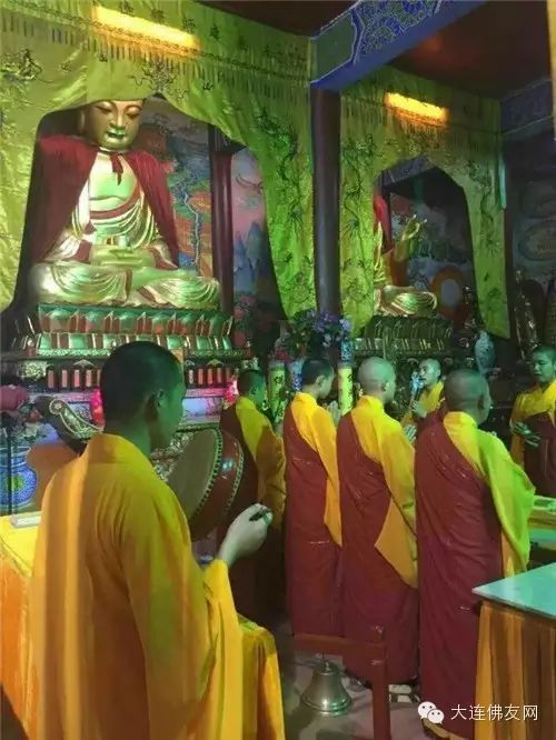 卧佛寺住持印敬大和尚亲自主法,以此法会为爆炸事件中的受难者祈福