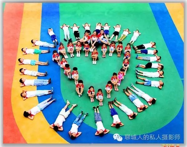 图为,2016年,东方英才国际幼儿园创意毕业合影