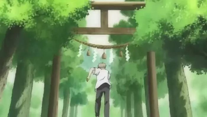 《夏目友人帐》第一季第一集,为躲避妖怪跑入神道教神社的夏目贵志
