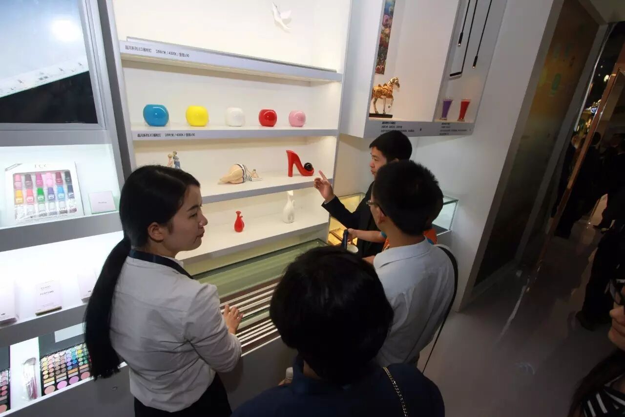 这周除了光亚展 去哪都别来约我！