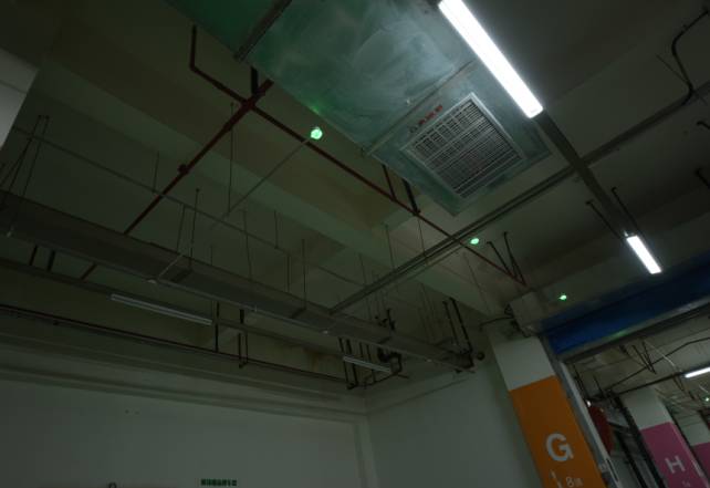 停车场，你的灯照得我！方！了！