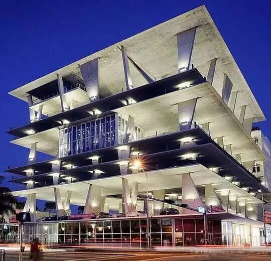 停车场，你的灯照得我！方！了！