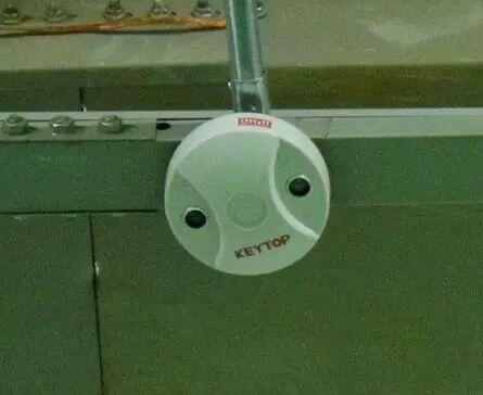 停车场，你的灯照得我！方！了！