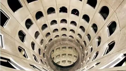 停车场，你的灯照得我！方！了！