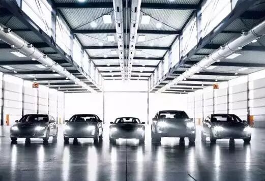 停车场，你的灯照得我！方！了！