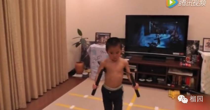 忍住不笑!小孩模仿李小龙双节棍 动作表情神同步