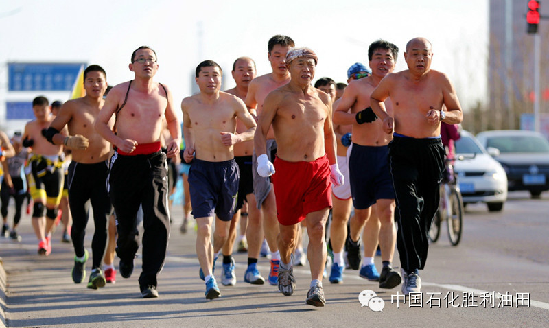 光猪跑是不是猪光着身子在大街上跑啊,如果是这样理解的话那你就错了啊。光猪跑运动相当于一场裸跑赛,不同于裸跑的是男人可以穿上紧身内裤,而女人则可以穿上贴身内衣裤进行比赛。对于这场光猪跑比赛,是希望以此方式提倡人们亲近自然、健康生活。