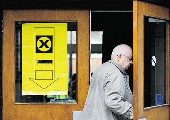 一定要收藏 华人常用的中文服务电话大全 2015-05-26 14:29:38 &nbsp;&nbsp;来源网站：加拿大家园                 加航中文服务电话 1-888-918-8888 银行业务 RBC加拿大皇家银行银行业务中文服务 1-888-769-2598 CIBC加拿大帝国商业银行银行业务中文服务 1-888-298-8822(国) 1-888-898-2828(粤) 蒙特利尔银行业务中文服务 1-888-828-7288(国) 1-888-883-1828(粤) TD银行业务中文服务 TD银行业务中文 1-800-387-2828 TD股票理财中文 1-800-838-3223 TD信用卡中文 1-877-233-5844 SCOTIABANK 加拿大丰业银行 银行业务中文服务 1-800-830-8080 HSBC汇丰银行银行业务中文服务 1-888-828-7288(国) 1-888-883-1828(粤) 中国银行加拿大分行 416-971-8806(多伦多) 604-683-1088(温哥华) 昆仑国际(换汇，汇款) 416-646-9185(多伦多) 电信公司 Rogers 手机中文服务 1-800-828-9828 Rogers 电视中文服务 1-800-787-7953 Rogers 网络中文服务 1-800-787-7953 Bell 手机的中文服务电话：1-888-884-8333 Bell 住宅电话的中文服务电话：1-800-715-1888 Bell 商用电话的中文服务电话：1-888-272-1888 Bell 电视中文服务1-888-759-3474(按3广东话，4国语) FIDO 手机的中文服务电话 1-866-888-3436 TELUS 中文服务 1-800–883-6888 SHAW 中文服务 604-629-8888 警察局 TORONTO POLICE 多伦多警察局 多伦多警局华语专线 416-808-3681 温哥华和西温警局华语专线 604-688-5030 使馆领事馆 1、中国大使馆：613-878-8818(渥太华) 2、中国驻蒙特利尔领事馆：514-419-6748 3、中国驻多伦多领事馆：416-964-7260 4、中国驻卡尔加里领事馆：403-930-2288 5、中国驻温哥华领事馆：604-336-8866，778-383-2637 签证中心 1、多伦多中国签证申请中心：416-345-8472 2、卡尔加里中国签证申请服务中心：403-930-2288 3、温哥华中国签证申请服务中心：604-336-8866 4、蒙特利尔中国签证申请服务中心：514-680-8472 5、渥太华中国签证申请服务中心：613-563-8472 紧急服务 1、紧急求助电话(警察，消防，救伤) 911 (如需华语服务请向接线员说出“Chinese”) 2、查询社区资源(牛奶金，老人金、退休金，就业保险金，老人屋等等) 211 (可以向接线员要求华语翻译) 3、查询市政服务(收垃圾，扫雪什么的) 311 (可以向接线员要求华语翻译) 非紧急服务 1、灭罪专线：(+1) 800-222-8477 2、性侵犯专线：416-863-0511 416-597-1171 3、中毒资讯中心电话：(+1) 800-268-9017 4、火警 416-421-9111 416-363-2133 5、求助热线：416-598-1121 6、救护车(非紧急)416-638-7301 7、儿童求助电话：(+1) 800-668-6868 8、多伦多警察局 416-324-2222 9、联邦公民及移民部 1(888)242-2100 10、移民难民委员会 973-6261 11、加拿大海关 1(800)461-9999 12、牛奶金 1(800)387-1193 13、老人金、退休金 1(800)277-9914 14、就业保险金(或称失业金) 1(800)206-7218 15、安省劳工厅(多伦多) (416)326-7160 16、卑诗省厅级政府部门咨询热线 (604)660-2421 17、安省医疗保险查询热线 1(800)268-1154 18、卑诗省医疗保险查询热线 1(800)663-7100 19、加拿大税务局 1(800)959-8281 20、多伦多廉租/老人屋 (416)981-6111 21、卑诗省房屋局 (604)433-1711 22、多伦多公车局 (416)393-4636 23、加拿大国会 1(866)599-4999 24、加拿大护照办公室 1(800)567-6868 急救&amp;医院 1、救护车紧急电话 416-489-2111 2、救护车非紧急电话 416-638-7301 3、病童医院(Hospital For Sick Children)416-813-1500 4、西奈山医院(Mount Sinai Hospital)416-596-4200 5、士嘉堡兆康医院(Scarborough Centenary Hospital)416-284-8131 6、士嘉堡慈恩医院(Scarborough Grace Hospital)416-495-2400 7、士嘉堡综合医院(Scarborough General Hospital)416-438-2911 8、多伦多东区综合医院(Toronto East General Hospital)416-461-8272 9、西多伦多医院(Toronto Western Hospital)416-603-2581 公共交通 1、高速路面交通查询：416-235-1110 2、市内交通查询：416-599-9090 3、TTC 查询：416-393-4636 4、Go Transit：416-869-3200 5、Via Rail火车：416-366-8411 6、中央岛轮渡：416-392-8193 7、Greyhound汽车：416-367-8747 8、长途汽车总站：416-393-7911 9、航空公司Air Canada Asia Desk 1-888-918-8888 10、Air Canada：1-888-247-2262 11、Canadian Airlines：1-888-247-2262 12、Pearson国际机场：416-247-7678 大多伦多市内交通 1、万锦市(Markham)：416-394-4636 2、旺市(Vaughan)：416-832-8527 3、密西沙加(Markham)：905-615-4636 4、宾顿(Brampton)：905-874-2999 5、汽车紧急服务CAA 416-222-5222 日常生活 1、天气查询：416-661-0123 2、邮政服务查询：416-979-8822 3、中奖彩票号码查询：416-870-8946 4、出生证明查询 416-965-1687 5、公司注册 416-314-8880 6、托儿查询 416-327-9979 7、护照及签证查询 416-973-3251 8、驾驶执照查询 416-235-2999 9、健康保险查询 416-314-7575 10、房租管制查询 416-921-9494 11、结婚证书申请 416-965-1687 12、公证服务 416-965-1687 13、车辆牌照查询 416-235-2999 416-929-5400 14、多伦多教育局 416-396-2000 15、福利局 416-392-8623 16、牌照局 416-392-3000 17、煤气管道维修：416-447-4911 18、煤气公司Enbridge：416-447-4911 19、水电公司Toronto Hydro：416-542-3100 报失 1、驾驶执照：416-235-2999 2、SIN卡：416-730-1211 3、公民卡：416-973-4444 4、加拿大护照：416-973-3251 5、安省健康卡：416-327-7567 6、TTC失物招领：416-393-4100 电力维修 1、东约克(East York)：416-396-3000 2、怡陶碧谷(Etobicoke)：416-394-3500 3、北约克(North York)：416-222-3300 4、约克(York)：416-653-1616 5、士嘉堡(Scarborough)：416-292-1530 6、旧多伦多(Old Toronto)：416-591-4333 7、万锦市(Markham)：905-427-0791 8、烈治文山(Richmond Hill)：905-884-4466 9、密西沙加(Markham)：905-279-9050 10、宾顿(Brampton)：905-840-6300 水务维修 1、东约克(East York)：416-292-1530 2、怡陶碧谷(Etobicoke)：416-394-8615 3、北约克(North York)：416-395-6830 4、约克(York)：416-653-1616 5、士嘉堡(Scarborough)：416-292-1530 6、旧多伦多(Old Toronto)：416-392-7737 7、万锦市(Markham)：905-791-8711 8、烈治文山(Richmond Hill)：905-884-8013 9、密西沙加(Markham)：905-791-8711 10、旺市(Vaughan)：905-832-8371 垃圾收集废物回收 1、东约克(East York)：416-396-2800 2、怡陶碧谷(Etobicoke)：416-394-8350 3、北约克(North York)：416-395-6205 4、约克(York)：416-394-2600 5、士嘉堡(Scarborough)：416-396-7372 6、旧多伦多(Old Toronto)：416-392-7742 7、万锦市(Markham)：905-415-7535 8、烈治文山(Richmond Hill)：905-884-8013 9、密西沙加(Markham)：905-791-9499 10、宾顿(Brampton)：905-791-9499 华人社区 1、多伦多警局华语的”灭罪热线”：416-808-3681 2、多伦多华人社区:416-977-4026 3、活贤社：416-469-5211 4、政府法律部门: 416-542-9146(英文) 5、安省法律援助 416-598-0200(英文) 6、东南亚法律援助 416-971-9674(英文) 7、加拿大海外移民服务中心多伦多分部 416-593-8008 火警电话 1、东约克(East York) 416-421-9111 2、怡陶碧谷(Etobicoke) 416-394-5560 3、万锦(Markham)905-477-2011 / 905-477-7000 ext 2000 4、北约克(North York) 416-221-3444 5、烈治文山(Richmond Hill)905-884-1323 6、士嘉堡(Scarborough) 416-396-8350 7、旧多伦多(Old Toronto) 416-363-2133 8、约克(York) 416-767-3193 救助热线 1、性侵犯 416-863-0511 416-597-1171 416-597-8808 2、虐待妇女 416-759-0138 1-800-387-8603 3、儿童受虐 416-924-4646 4、急难求助多伦多 416-598-1121 5、急难求助皮尔区 905-278-7208 中毒资讯中心 1、病童医院 416-813-5900 2、TTY(For Deaf People)1-800-268-9017                        相关文章                      2015-05-23加拿大新移民拨911 别怕语言不通尽管放心打 2015-05-21移民加拿大: 大家小家之烦恼 2015-05-21华人老年新移民的五大烦恼 2015-05-20新移民与原加拿大居民是如何看待对方的 2015-05-20普通百姓的天堂：加拿大移民生活成本大揭秘 2015-05-19加国新移民趋向年轻高学历 对就业前景乐观  2015-05-19“移一代”和“移二代”的博弈  2015-05-19移民部特别针对中国人的结婚移民申请！ 2015-05-16加拿大雇主不聘新移民？语言是硬伤！ 2015-05-16在蒙特利尔遭遇中国式的冷漠和温暖两重天                     相关推荐                      移民感受&nbsp;&nbsp;&nbsp;&nbsp;新移民&nbsp;&nbsp;&nbsp;&nbsp;移民生活&nbsp;&nbsp;&nbsp;&nbsp;华人社区&nbsp;&nbsp;&nbsp;&nbsp;                用户名：  验证码：   &nbsp;        您将承担一切因您的行为、言论而直接或间接导致的民事或刑事法律责任。 留言板管理人员有权保留或删除其管辖留言中的任意内容。 本站提醒：不要进行人身攻击。谢谢配合。 [Ctrl+Enter]            移民动态   入境加拿大：哪些产品可以带 哪些不能带？  震惊！加拿大技术移民仅2%愿在魁省安家   加国新移民趋向年轻高学历 对就业前景乐观  移民部特别针对中国人的结婚移民申请！  联邦大选临近 移民政策再成焦点话题  加拿大雇主不聘新移民？语言是硬伤！  华裔男枫叶卡20年未入籍 犯法被遣返  加拿大VS中国 到底哪里看病更困难？  初识移民：移民加拿大的六大方式  移民好去处：新斯科舍省推移民新政 留学生      移民感受    无论超级签证如何    加拿大新移民拨91    新移民与原加拿大    普通百姓的天堂：      移民论坛