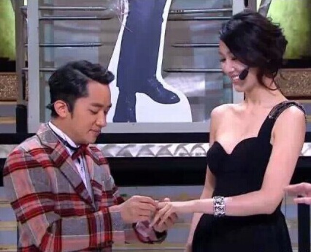 王祖蓝求婚李亚男,小短腿逆袭大长腿!求婚宣言超感人,我又相信爱情了!