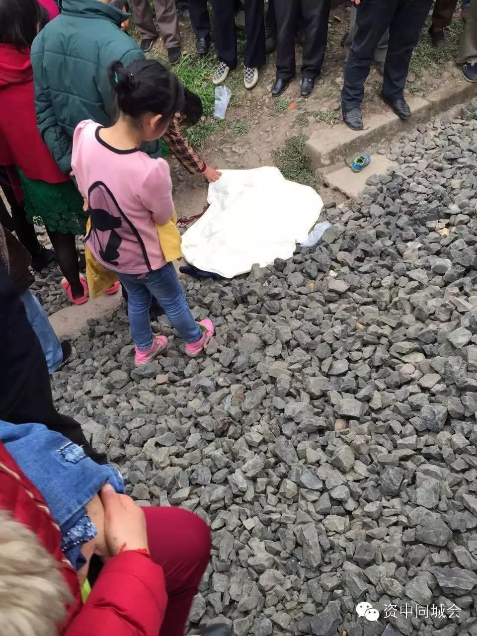 下午水南街铁路段,一名2岁多的小男孩被火车撞上,当场死亡!