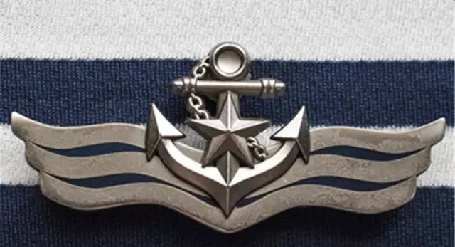 海军胸标上熠熠生辉的铁锚和