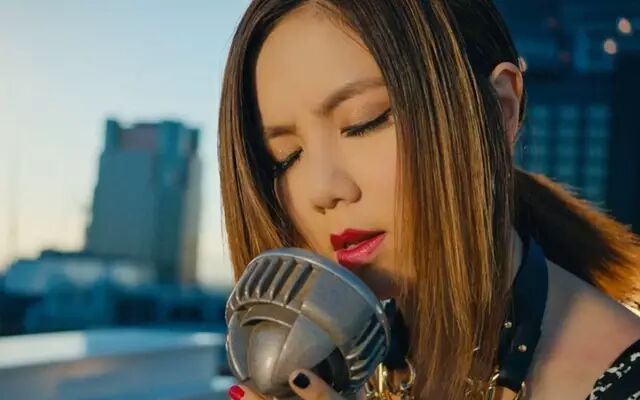 她来了请闭眼!从渔网到内衣外穿,邓紫棋再次挑战审美极...