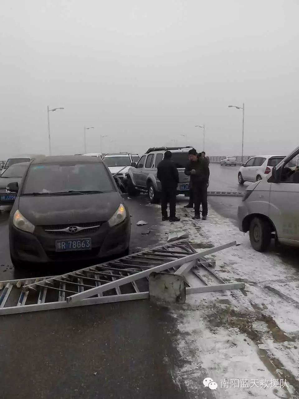 南阳蓝天救援队提醒广大市民:雨雪天气,特别是桥面容易结冰,请大家