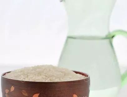 居然可以这样（淘米水能有什么用处）淘米水有什么效果，【实用】一碗淘米水＝10种药，随便倒掉太可惜了！，