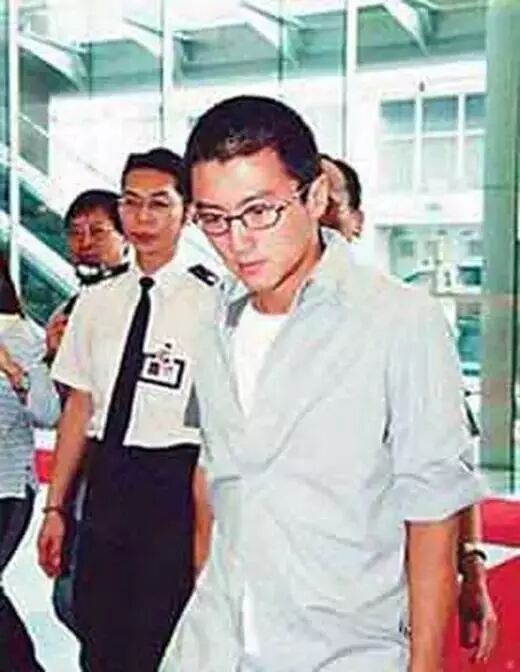 洗澡被围观,谢霆锋被戳肛门,揭明星不为人知的监狱生活: