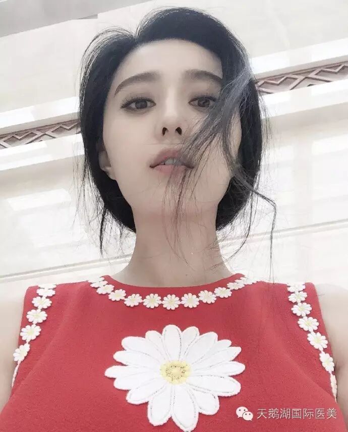 范冰冰高难角度自拍,呆滞眼、大鼻孔、双下巴统统不见!