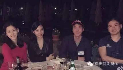 王力宏晒与刘强东章泽天夫妇合影 奶茶妹妹不小心被李靓蕾...