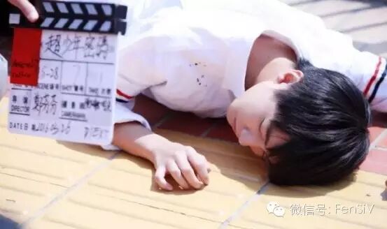 TFBOYS拍戏超敬业:趴人行道暴晒认真听指导