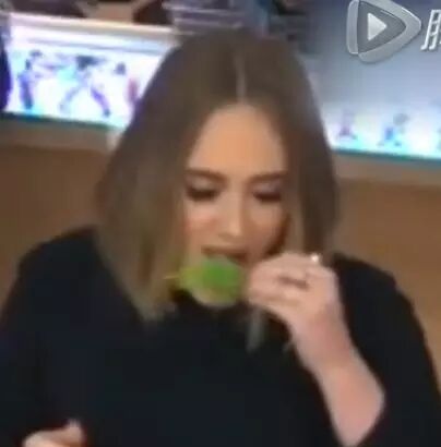 Adele参加艾伦秀,全程呆呆搞怪,吃起草来也是萌萌哒~