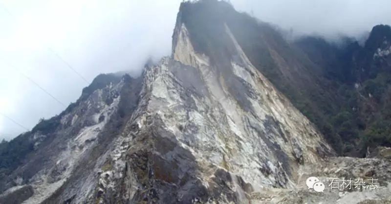 四川宝兴县"宝兴白"矿山,矿区范围内