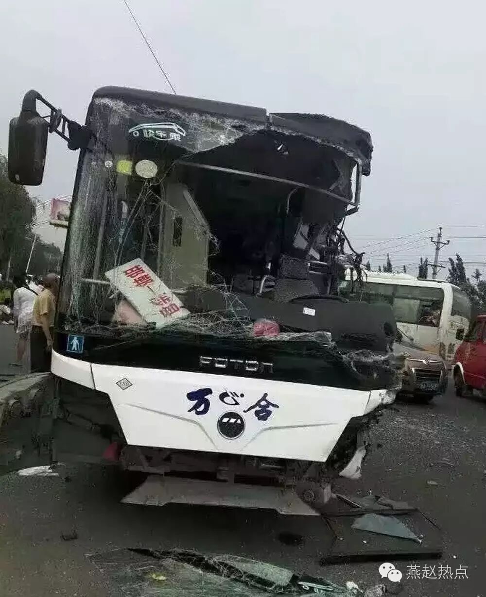 邯郸一公交与大货车相撞致17人受伤