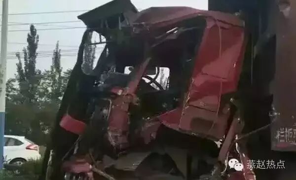 邯郸一公交与大货车相撞致17人受伤